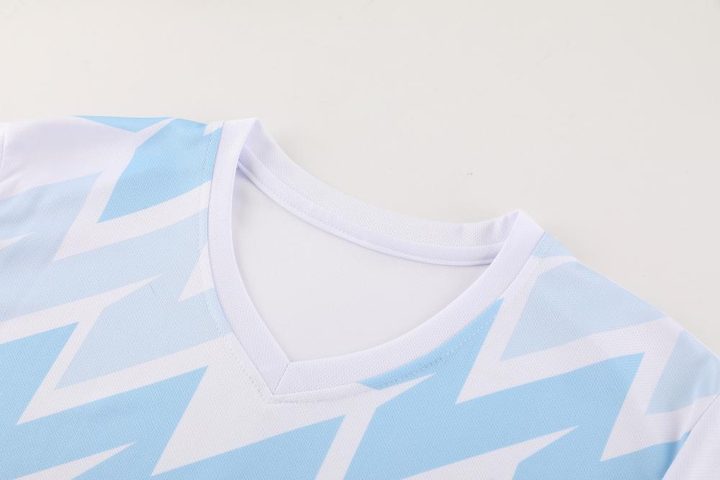 Camiseta de fútbol de manga corta con cuello en V con rayas – DETAIL 1