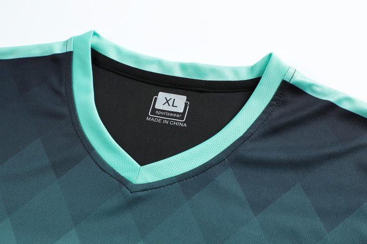 Kurzarm-Fußballtrikot mit V-Ausschnitt und Farbverlauf – DETAIL 2