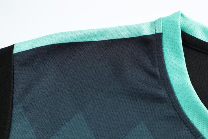 Kurzarm-Fußballtrikot mit V-Ausschnitt und Farbverlauf – DETAIL 3