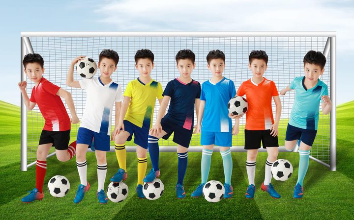 Maglia da calcio a maniche corte con scollo a V con motivo geometrico – MAIN