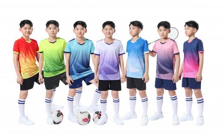Tricou de fotbal, cu mânecă scurtă, cu decolteu în V și cu dungi – MAIN
