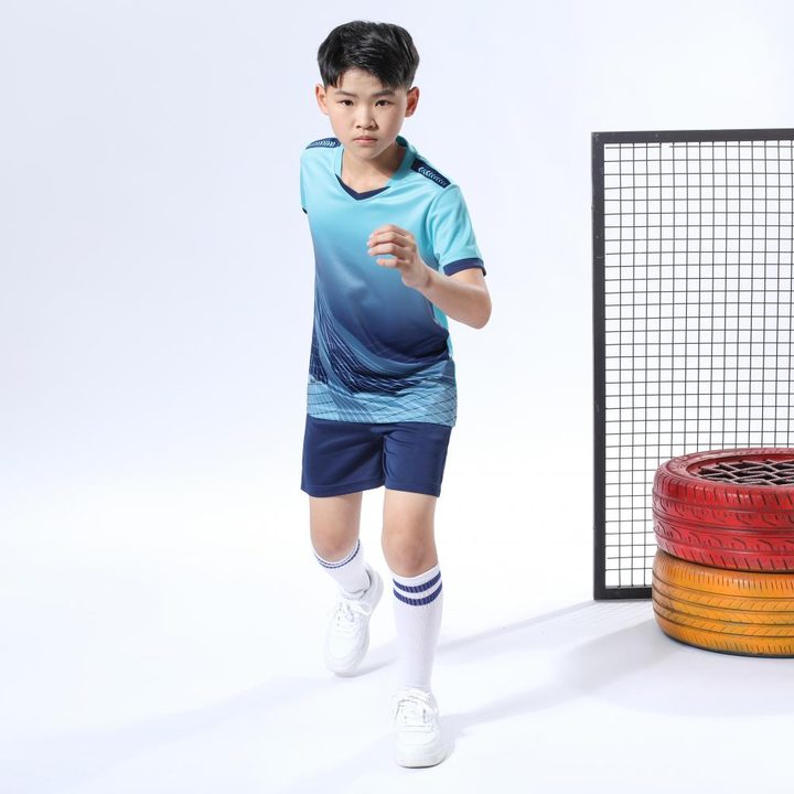 Tricou de fotbal, cu mânecă scurtă, cu decolteu în V și cu dungi – MODEL 3