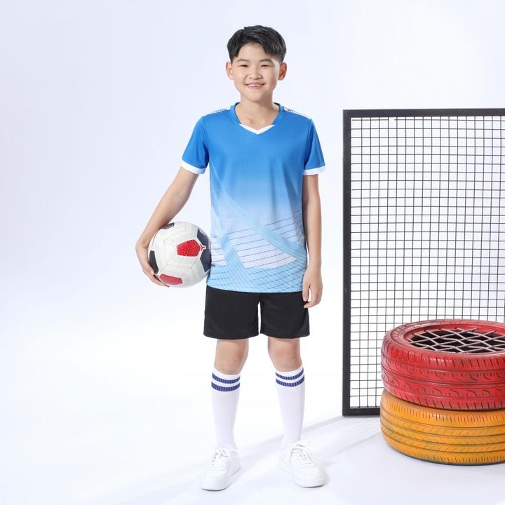 Tricou de fotbal, cu mânecă scurtă, cu decolteu în V și cu dungi – MODEL 4