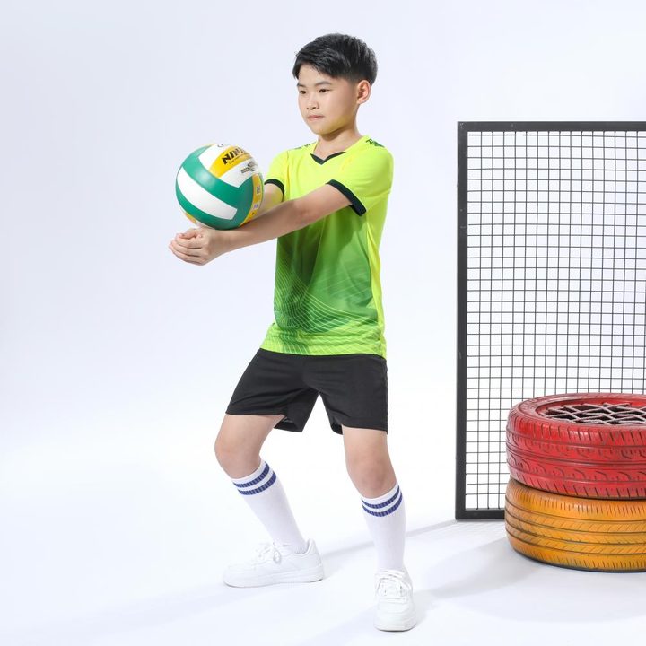 Tricou de fotbal, cu mânecă scurtă, cu decolteu în V și cu dungi – MODEL 2