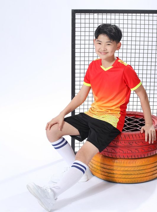 Tricou de fotbal, cu mânecă scurtă, cu decolteu în V și cu dungi – MODEL 5