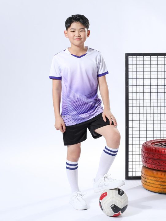 Tricou de fotbal, cu mânecă scurtă, cu decolteu în V și cu dungi – MODEL 1