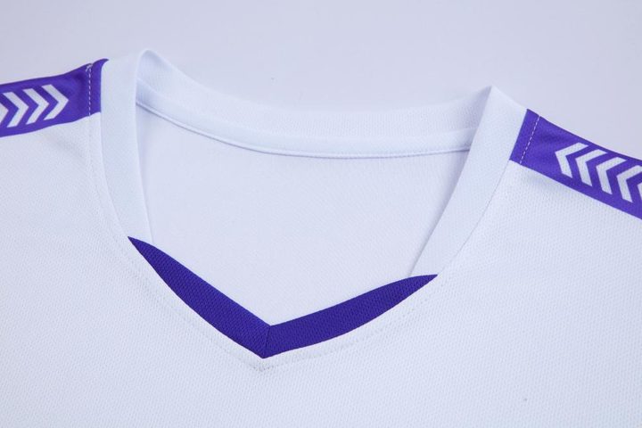 Tricou de fotbal, cu mânecă scurtă, cu decolteu în V și cu dungi – DETAIL 1