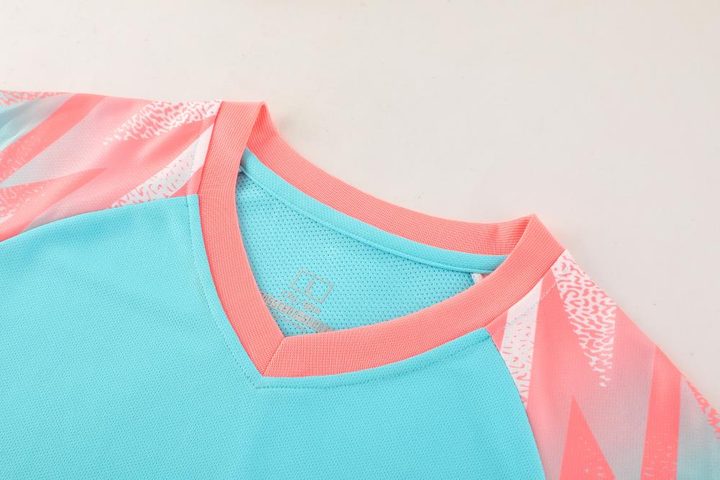 Kurzarm-Fußballtrikot mit V-Ausschnitt und geometrischem Muster – DETAIL 1