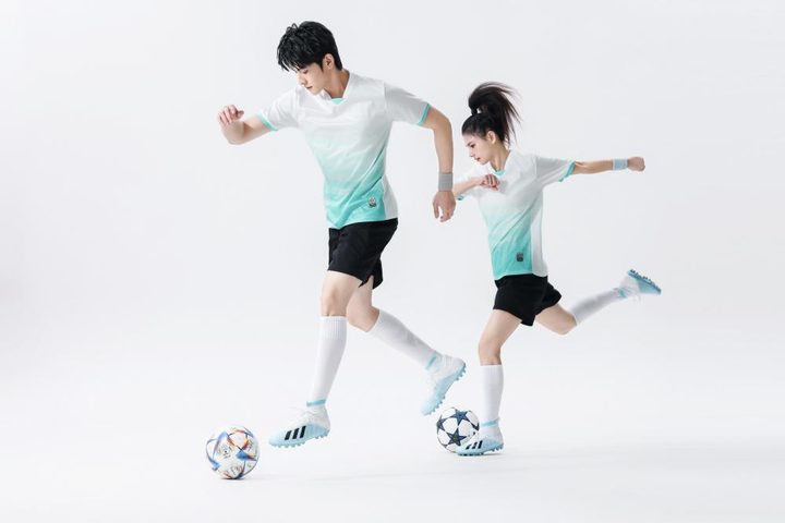 Tricou de fotbal, cu mânecă scurtă, cu decolteu în V și cu dungi – MODEL 1