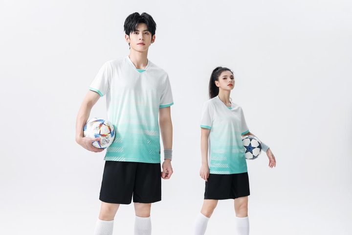 Tricou de fotbal, cu mânecă scurtă, cu decolteu în V și cu dungi – MODEL 2