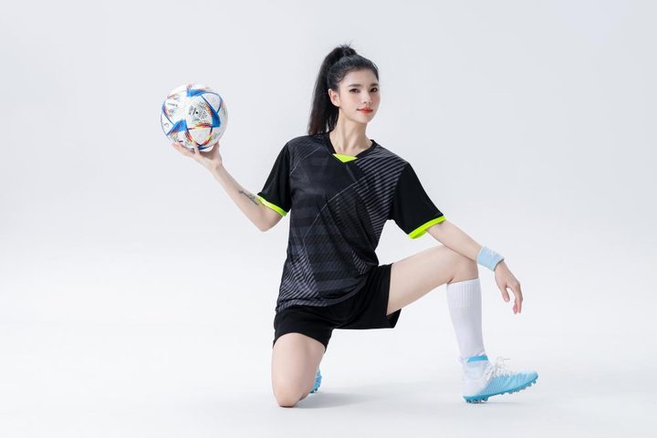 Tricou de fotbal, cu mânecă scurtă, cu decolteu în V și cu dungi – MODEL 3