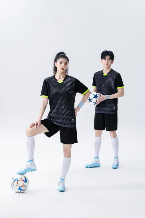 Tricou de fotbal, cu mânecă scurtă, cu decolteu în V și cu dungi – MODEL 4