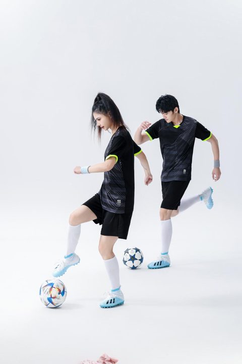 Tricou de fotbal, cu mânecă scurtă, cu decolteu în V și cu dungi – MODEL 5