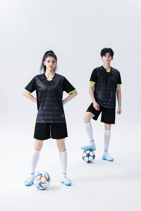 Tricou de fotbal, cu mânecă scurtă, cu decolteu în V și cu dungi – MODEL 6