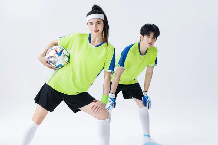 V-neck Short Sleeve Striped Soccer Jersey – MODEL 5