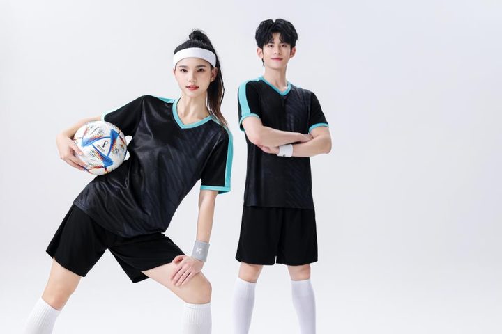 Tricou de fotbal, cu mânecă scurtă, cu decolteu în V și cu dungi – MODEL 1