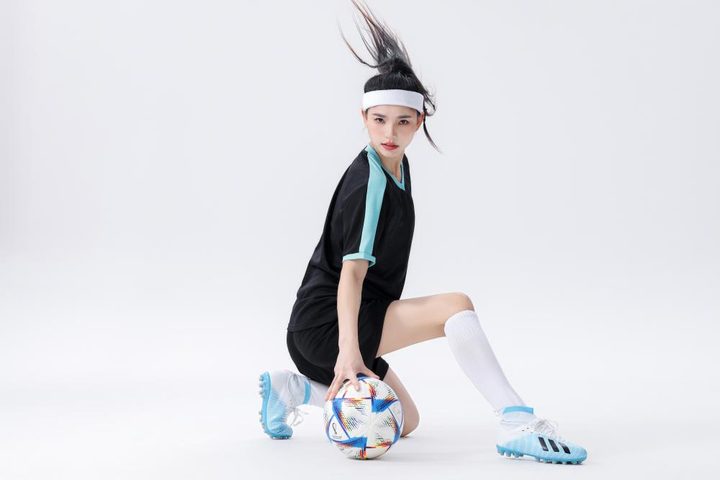 Tricou de fotbal, cu mânecă scurtă, cu decolteu în V și cu dungi – MODEL 2