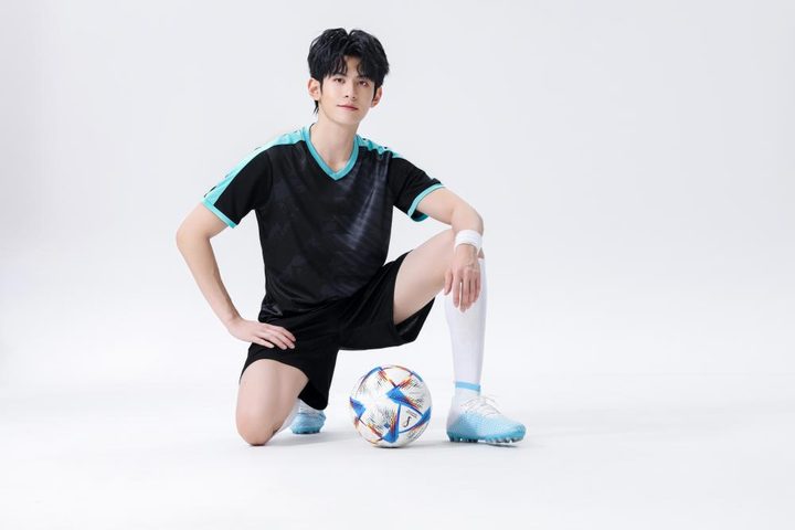 Tricou de fotbal, cu mânecă scurtă, cu decolteu în V și cu dungi – MODEL 3