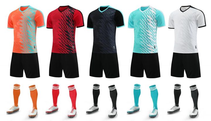 Tricou de fotbal, cu mânecă scurtă, cu decolteu în V și cu dungi – MAIN