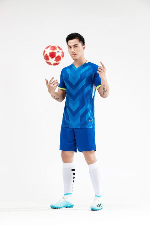Kurzarm-Fußballtrikot mit V-Ausschnitt und Streifen – MODEL 5