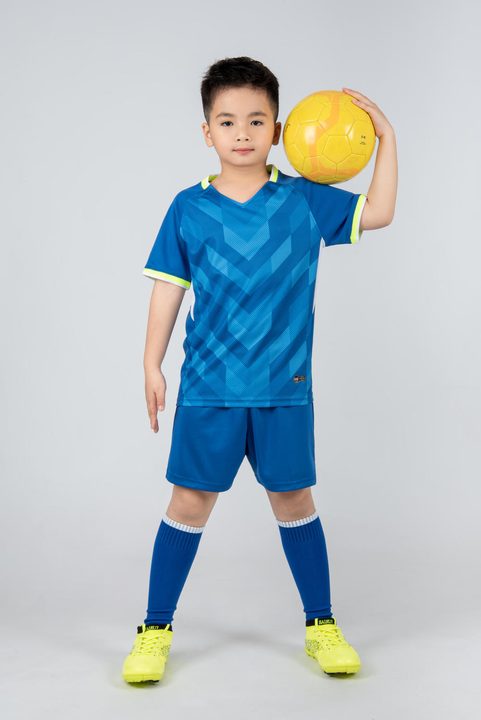 Kurzarm-Fußballtrikot mit V-Ausschnitt und Streifen – MODEL 6