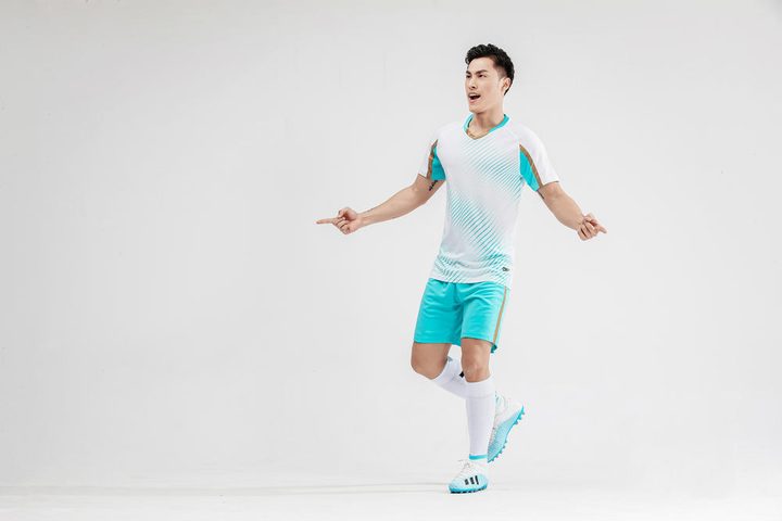 Tricou de fotbal, cu mânecă scurtă, cu decolteu în V și cu degrade – MODEL 2