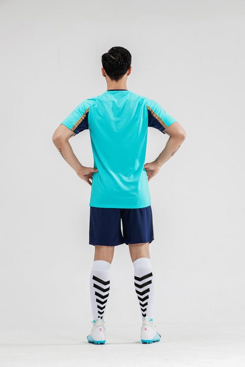 Tricou de fotbal, cu mânecă scurtă, cu decolteu în V și cu degrade – MODEL 3