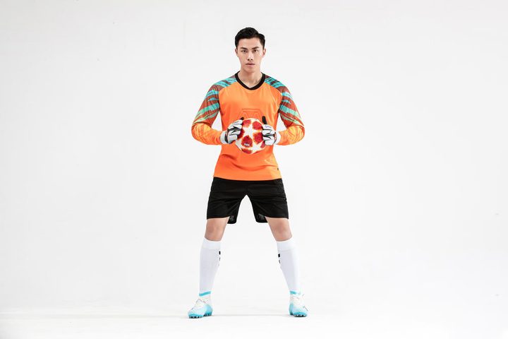 Langarm-Fußballtrikot mit Rundhalsausschnitt und Streifen – MODEL 6