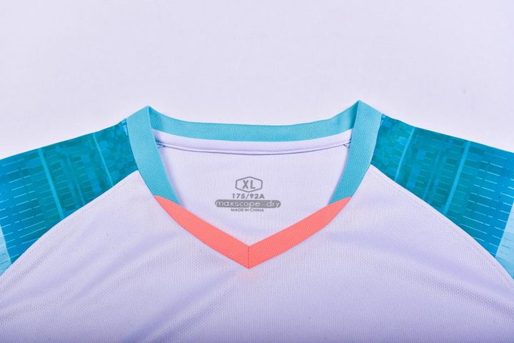 Kurzarm-Fußballtrikot mit V-Ausschnitt und Streifen – DETAIL 3