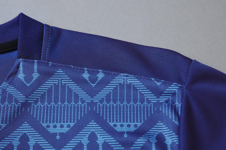 Camiseta de fútbol de manga corta con estilo clásico con diseño geométrico – DETAIL 3