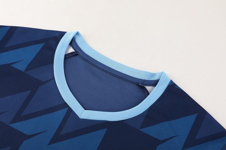 Camiseta de fútbol de manga corta con cuello en V con rayas – DETAIL 1