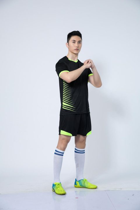Camisa de futebol de manga curta com gola V com listras – MODEL 2