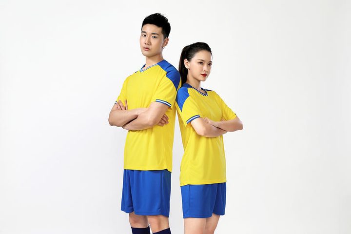 Kurzarm-Fußballtrikot mit V-Ausschnitt und Streifen – MODEL 1