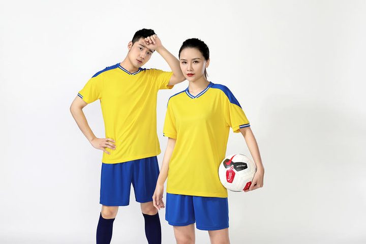 Kurzarm-Fußballtrikot mit V-Ausschnitt und Streifen – MODEL 2