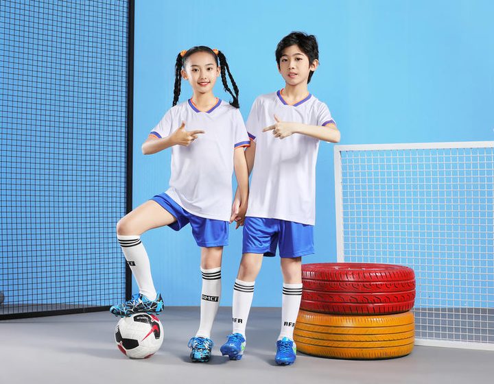 Camiseta de fútbol de manga corta con cuello en V con rayas – MODEL 1