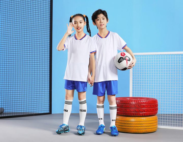 Camiseta de fútbol de manga corta con cuello en V con rayas – MODEL 3