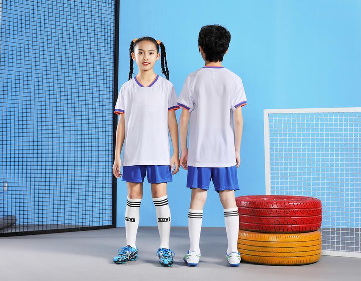 Camiseta de fútbol de manga corta con cuello en V con rayas – MODEL 4