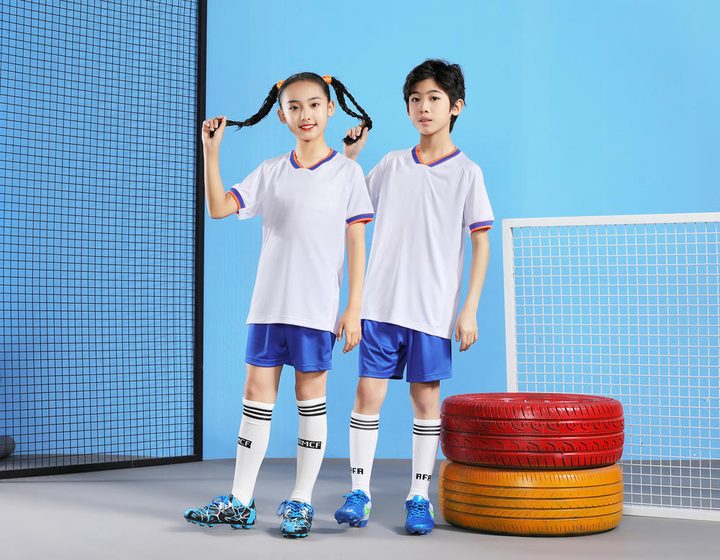 Camiseta de fútbol de manga corta con cuello en V con rayas – MODEL 6