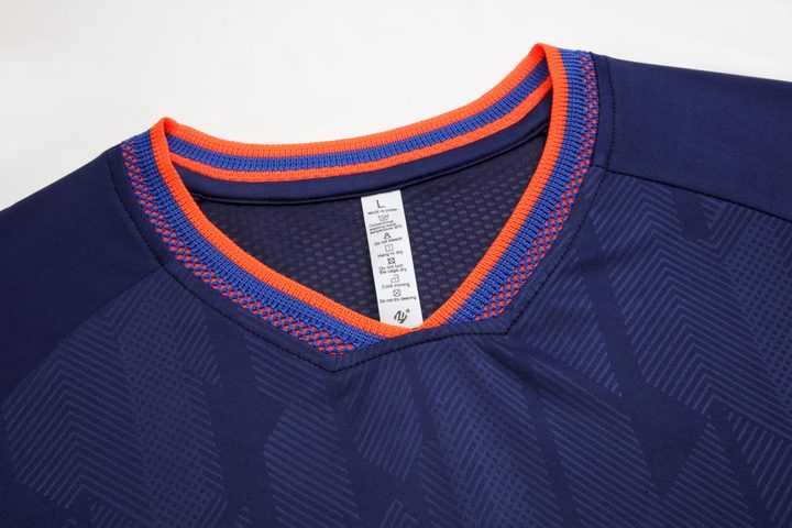 Camiseta de fútbol de manga corta con cuello en V con rayas – DETAIL 1
