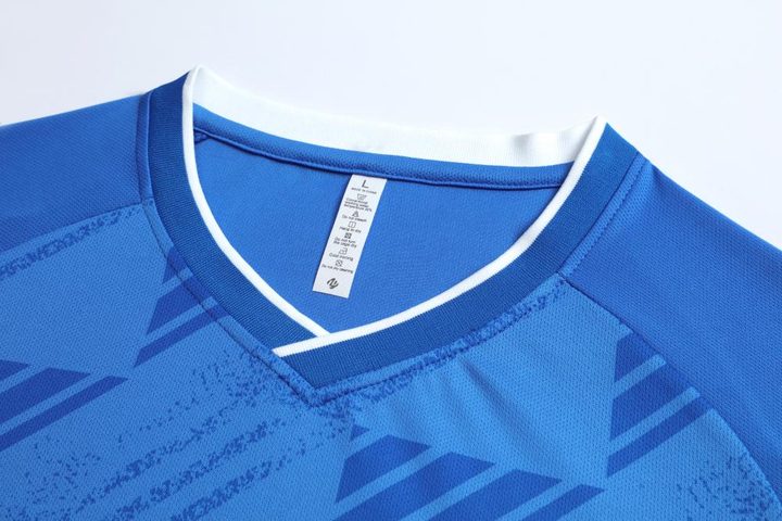 Camiseta de fútbol de manga corta con cuello en V con rayas – DETAIL 1