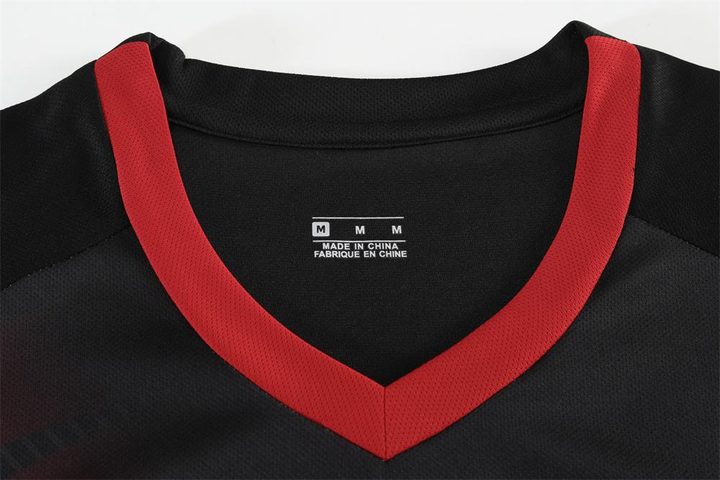 Kurzarm-Fußballtrikot mit V-Ausschnitt und Streifen – DETAIL 1