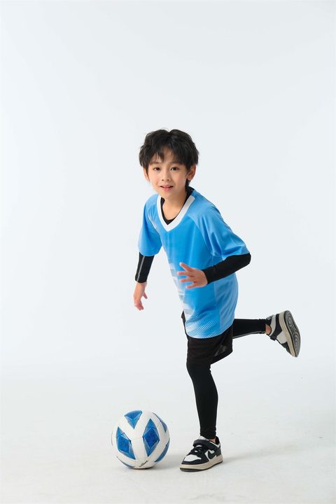 Kurzarm-Fußballtrikot mit V-Ausschnitt und Streifen – MODEL 1