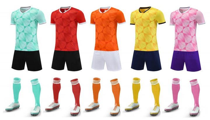 Maillot de football à manches courtes avec col V à rayures – MAIN