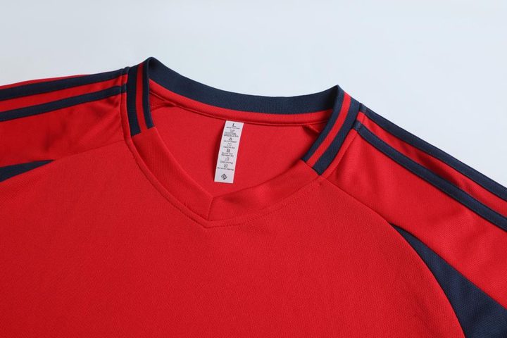 Maglia da calcio a maniche corte con scollo a V con righe – DETAIL 1
