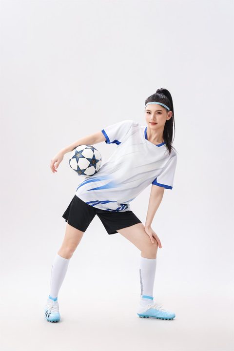 Tricou de fotbal, cu mânecă scurtă, cu decolteu în V și cu dungi – MODEL 1