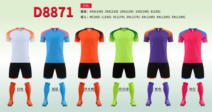 Maillot de football à manches courtes avec col V à rayures – MAIN