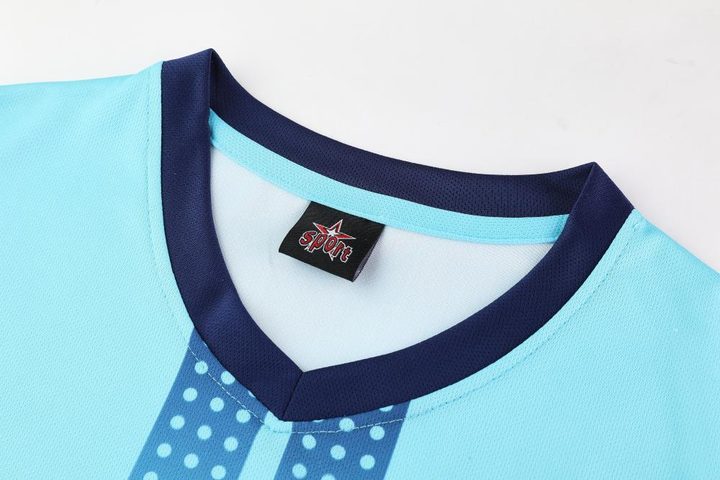 V领短袖条纹足球服 – DETAIL 1