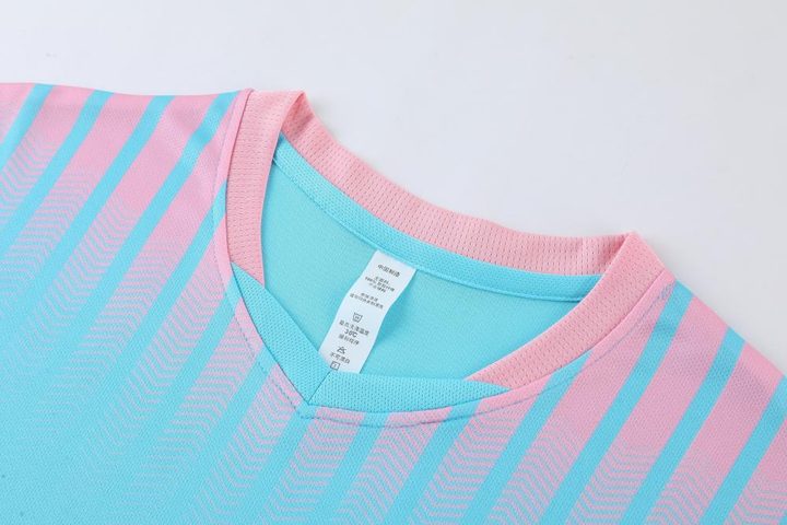 Kurzarm-Fußballtrikot mit V-Ausschnitt und Streifen – DETAIL 1